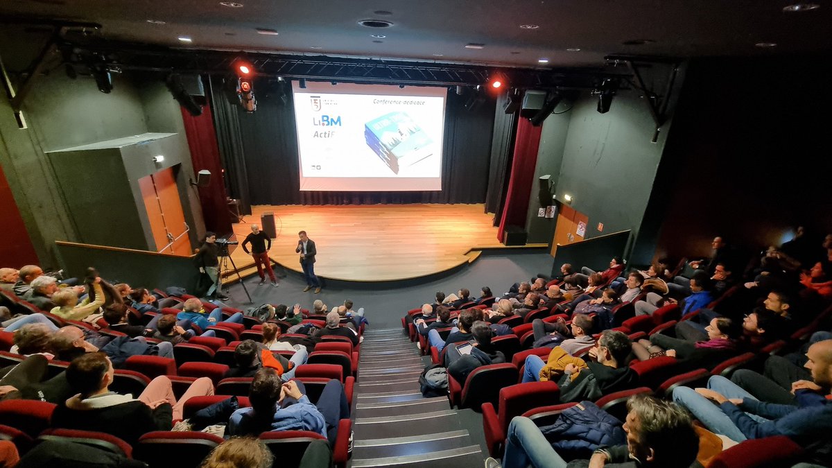 Univ_St_Etienne's tweet photo. 🎙Passionné et adepte d'ultra-trail, Guillaume Millet @kinesiologui, devant une salle comble, présente ses recherches de pointe effectuées au @LIBM_lab et à l' @IRMIS_StEtienne autour de la santé et de la performance des traileurs, à l'occasion de la sortie de son ouvrage.📖 https://t.co/tOZvhLgC1j