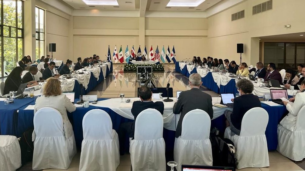 MinexGt's tweet photo. El @MinexGt participa en Grupo Regional de Consulta sobre Migración #GRCM, organizado por @cancilleriasv desde su presidencia pro tempore de la Conferencia Regional sobre Migración. https://t.co/lIDbizOctk