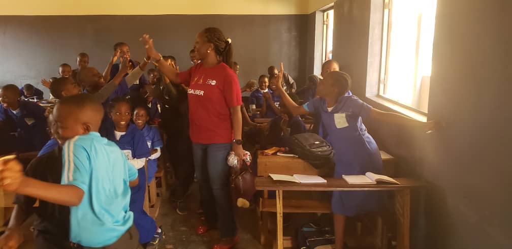 AfriYAN_Camer's tweet photo. #CameroonianAidsDay: accélération de la prévention du #VIH en milieu jeune.2916 élèves répartis ds 3 éts scolaires de #Yaounde sensibilisés &amp; outillés par les équipes de @Y3zeros.Ces élèves bénéficient désormais des connaissances adaptées pr se protéger du VIH. 
#AgissonsEnsemble https://t.co/B91xnUxJ8z