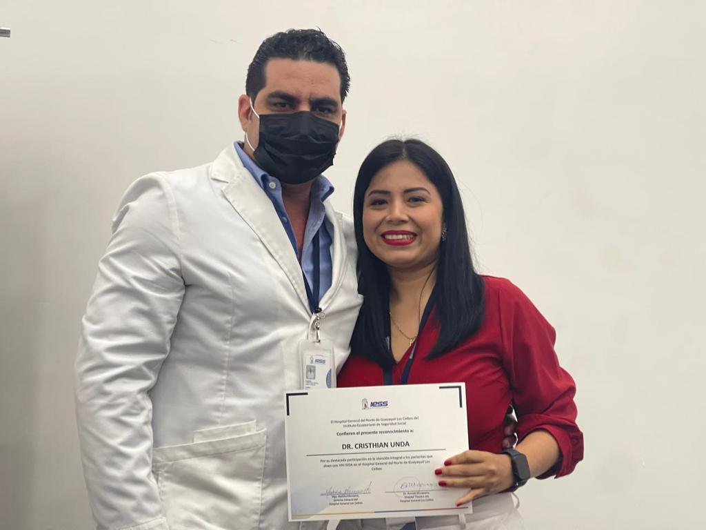 IESS_YoTeGuio's tweet photo. #Guayas | El Hospital Los Ceibos se suma a la conmemoración del #DíaMundialDelSIDA, con un acto de reconocimiento a 30 funcionarios que se han desempeñado por una loable labor en la Unidad de Atención Integral (UAI). #IESSatuServicio https://t.co/Hfug7WHuvP