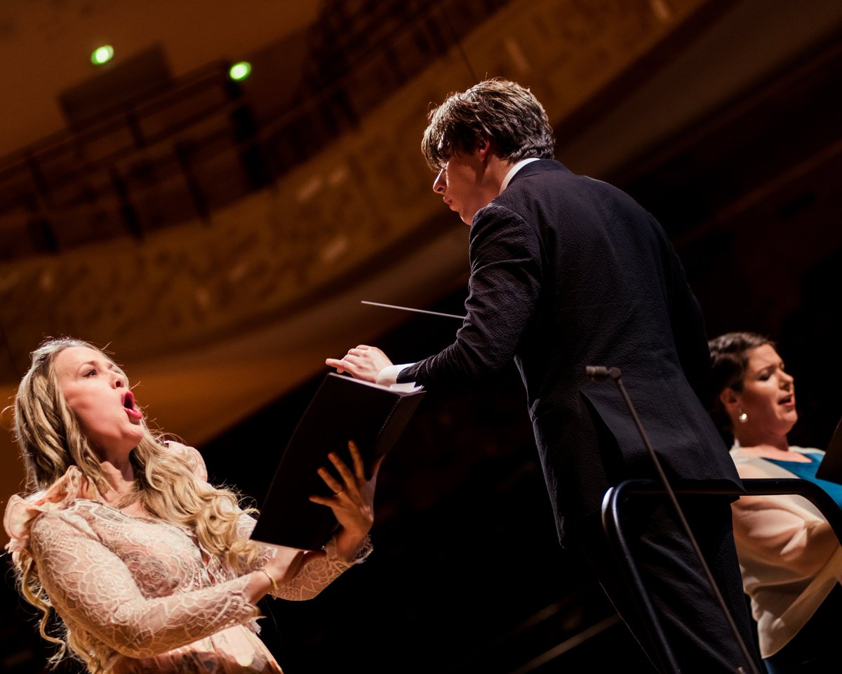 OrchestreParis's tweet photo. 📸 Résurrection de Mahler et la création Latest de Betsy Jolas dirigés par @klausmakela avec le @ch_OrchParis, la soprano Mari Eriksmoen et l'alto Wiebke Lehmkuhl.

© Mathias Benguigui https://t.co/RIt8UmBcN7
