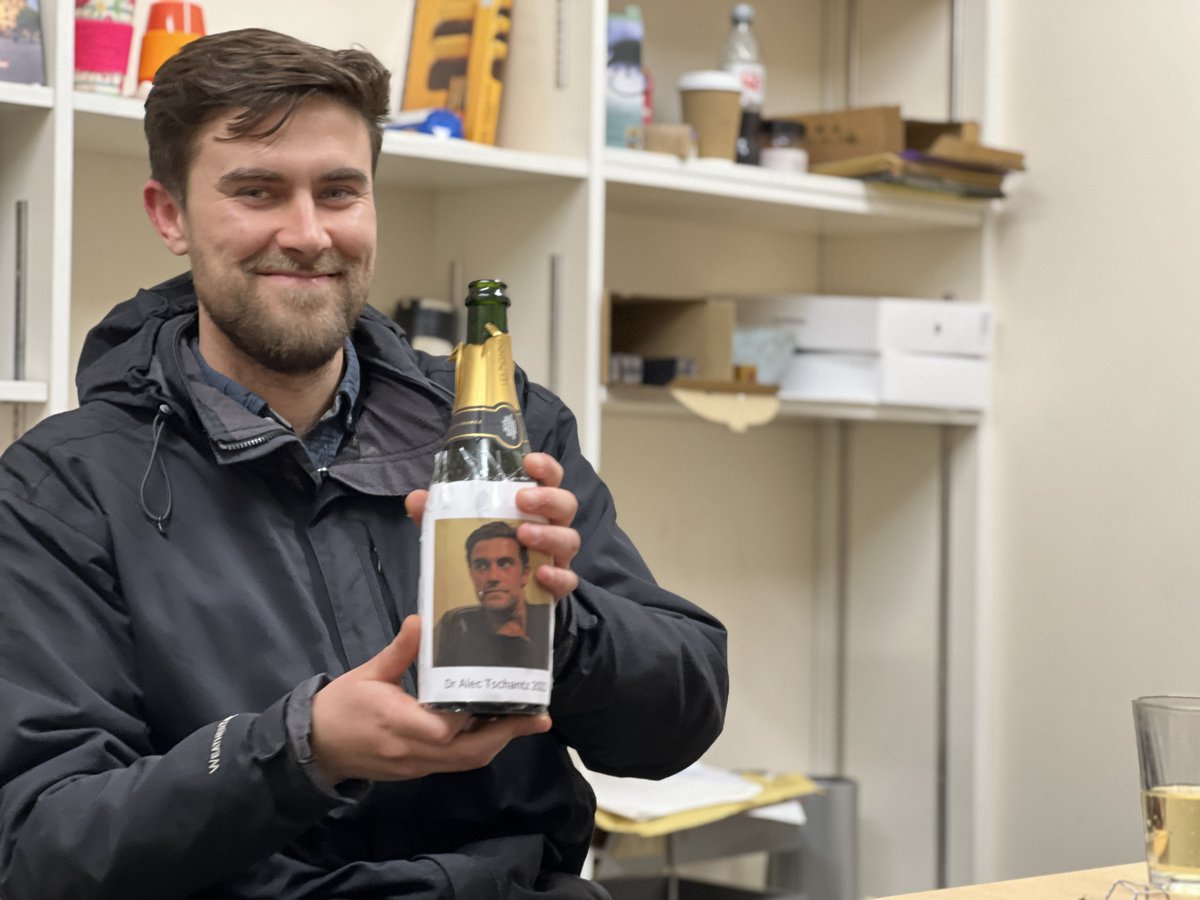 Many congratulations Dr. Alec Tschantz @a_tschantz for passing his PhD viva with flying colours. From Bayesian Principles to Bayesian Processes was examined by Andy Clark & Rosalyn Moran, & supervised by @drclbuckley (mostly) & me. Well done 🙌🏽& your bottle🍾 now joins the ranks