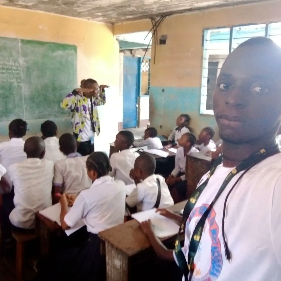KevineTambwe's tweet photo. Début de la tournée scolaire pour sensibiliser Les jeunes pour la formation d'entrepreneuriat et Anglais qui commence le 15 Decembre
Les inscriptions sont déjà ouvertes..... https://t.co/qbPqLNtyJL