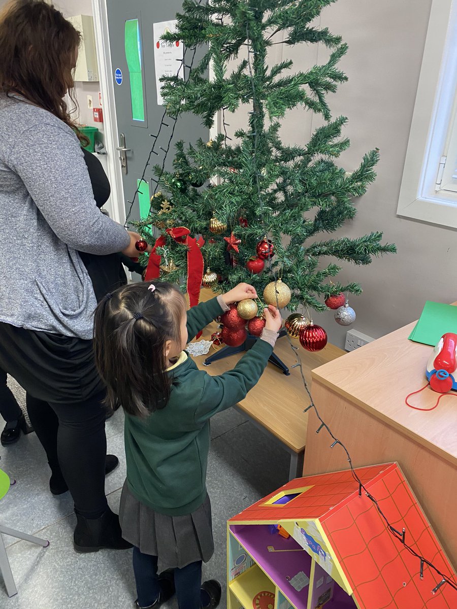 firsprimarysale's tweet image. #Y1Apple Christmas fun has begun! Teamwork is always being demonstrated in Y1 Apple! ⭐️ Can you tell how happy we all are?! 🍎😆🎄