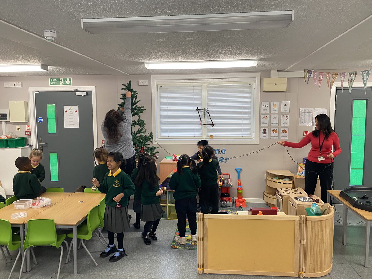 firsprimarysale's tweet image. #Y1Apple Christmas fun has begun! Teamwork is always being demonstrated in Y1 Apple! ⭐️ Can you tell how happy we all are?! 🍎😆🎄