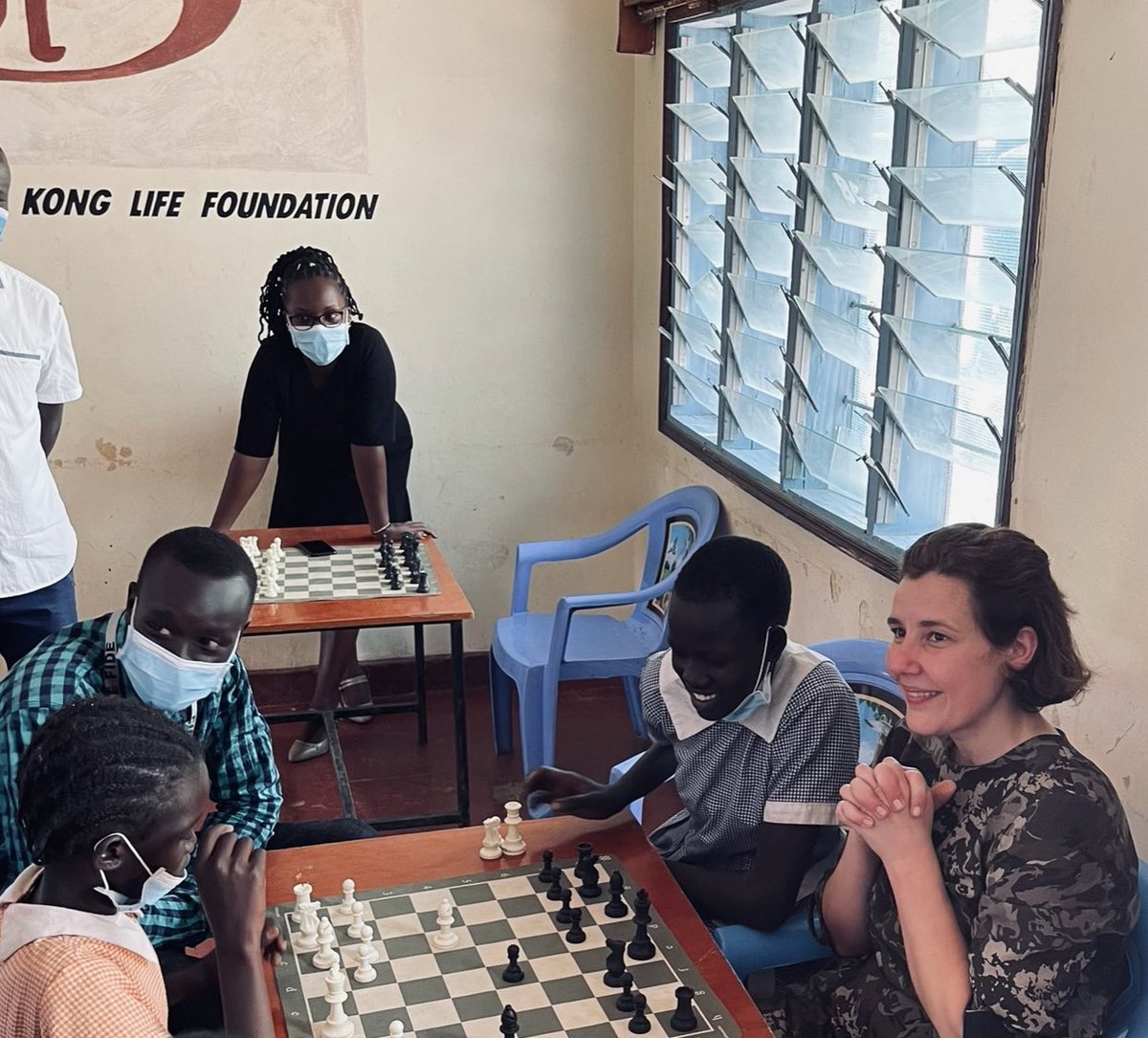 DanaReiznieceOz's tweet image. When I visited Kakuma camp earlier this year, the girls were glad to have another lesson, but their real heroes are @NastiaKarlovich and Salomea Melia. Each Saturday they train girls from Angelina Jolie, Maneau Shepel, Binar-EL-Naam School girls. #chessforprotection @FIDE_chess