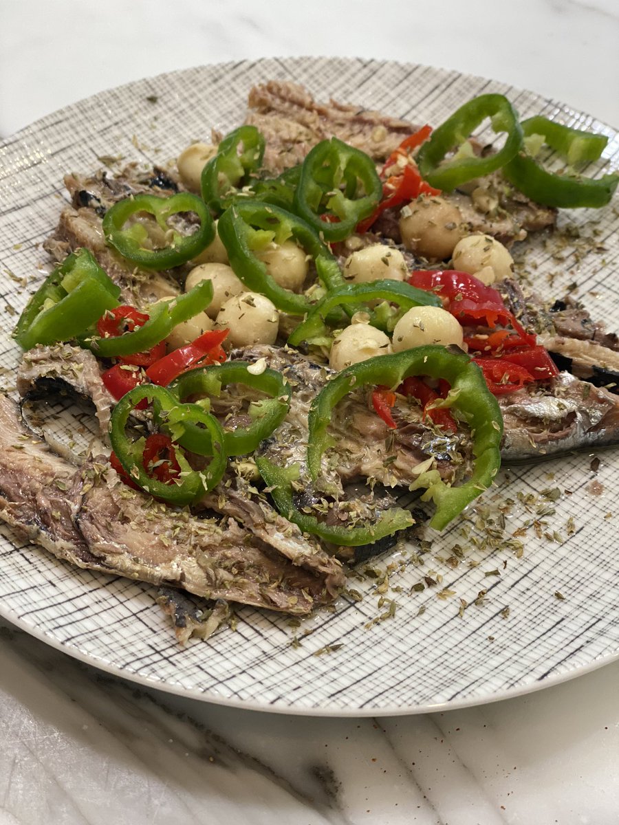 realpeteyb123's tweet photo. Wild Sardines, macadamia nuts, MCT oil, with some spicy peppers. 🌶️
Quick lunch packed with everything.
Learn from the best and spread the wealth. @tferriss @DominicDAgosti2 #toolsoftitans https://t.co/b3DwixHl1y