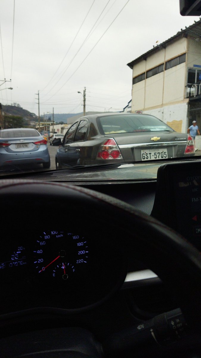 Barcesaprissa's tweet photo. @ATMGuayaquil Teniendo espacio donde estacionarse, prefiere obstaculizar un lado de la vía al frente de Facso https://t.co/qH7l5jUBYE