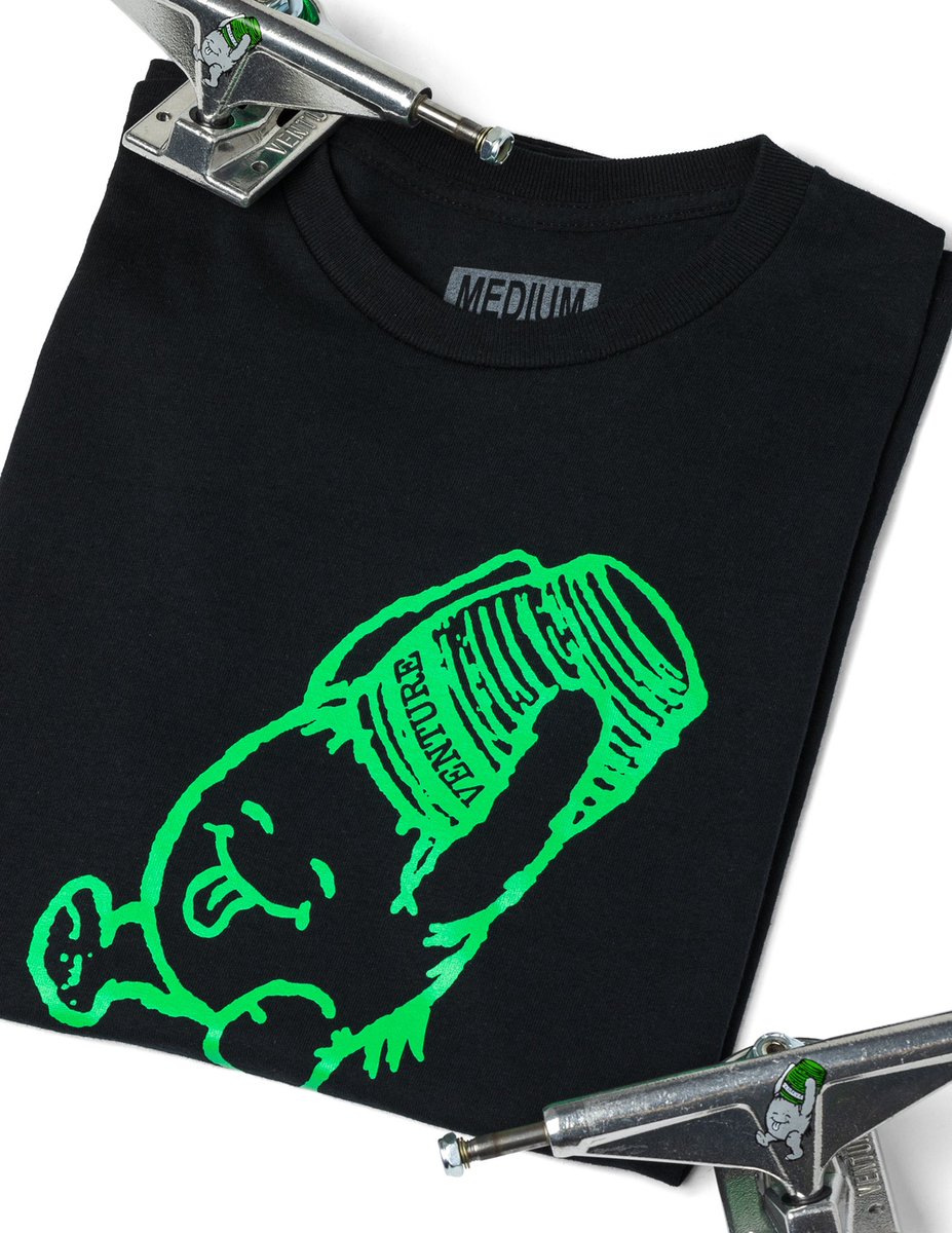 Ted Barrow capsule hitting skate shops  now ✈️📦

Following the Kader V-Cast Hollow with a hollow kingpin and axle on a OG cast baseplate. The new Ted Barrow guest artist truck coming in a 5.2 and 5.8 

Hit up your local and ask for this V-cast hollow and matching tee ✅