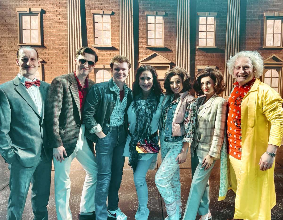"Jennifer! Oh, are you a sight for sore eyes!" 🤯

OG Jennifer, <a href="/TheClaudiaWells/">Claudia Wells #BTTF</a>, brought her 1.21 gigawatt smile backstage last night to meet our time travellers after the show! ⚡