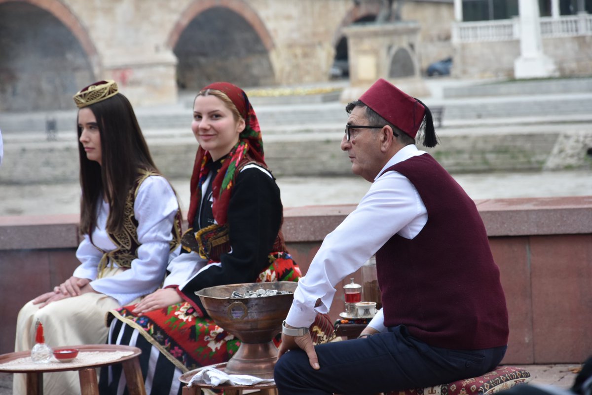 Çekimleri, Üsküp Yunus Emre Enstitüsü ev sahipliğinde Üsküp Kent Meydanında yapılan MasterChef‘in "Üsküp" bölümü TV8'de başladı.