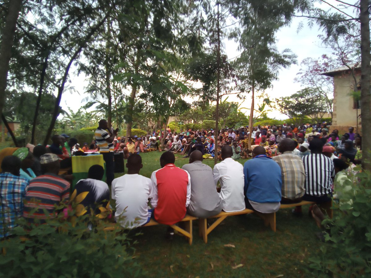 RugeseCell's tweet photo. #Rugesecell, uyu munsi ku wa 01/12/2022 #Escell yakoranye umuganda n'abaturage w'isuku n'isukura mungo no muri centres, muri gahunda y'amarushanwa y'isuku n'isukura, Nyuma y'umuganda yagiranye inama n'abaturage, baganira kuri gahunda za leta. @NIYONAGIRANath2 @NgomaDistrict. https://t.co/0KeeVQWDfZ