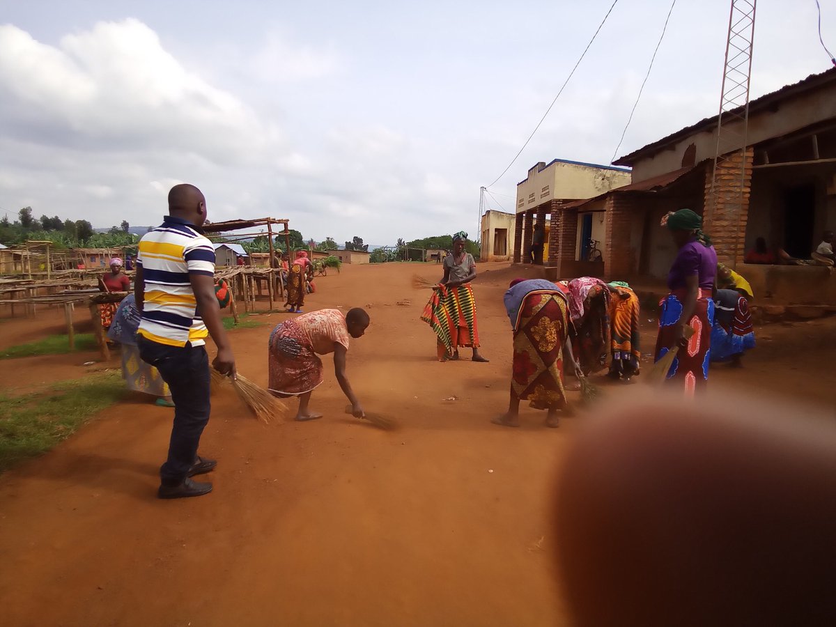 RugeseCell's tweet photo. #Rugesecell, uyu munsi ku wa 01/12/2022 #Escell yakoranye umuganda n'abaturage w'isuku n'isukura mungo no muri centres, muri gahunda y'amarushanwa y'isuku n'isukura, Nyuma y'umuganda yagiranye inama n'abaturage, baganira kuri gahunda za leta. @NIYONAGIRANath2 @NgomaDistrict. https://t.co/0KeeVQWDfZ