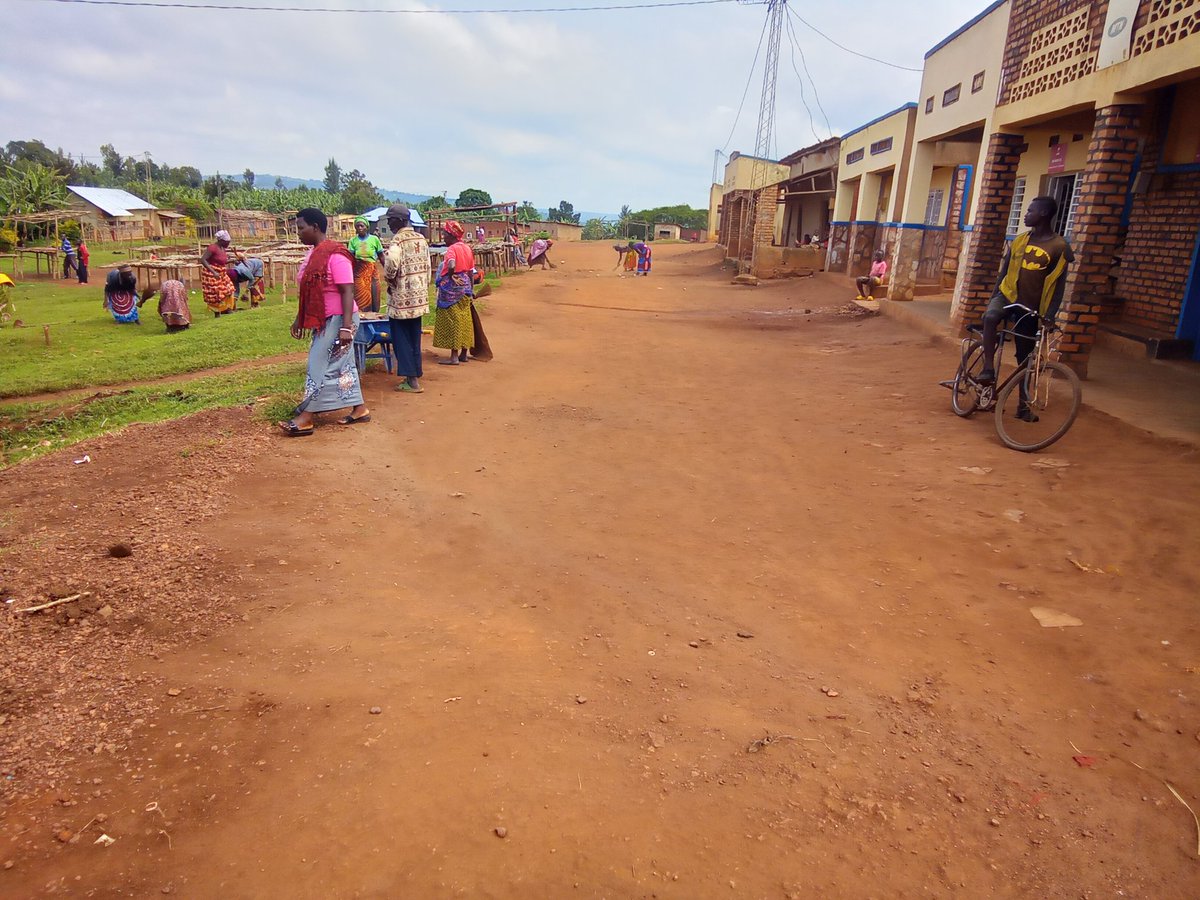 RugeseCell's tweet photo. #Rugesecell, uyu munsi ku wa 01/12/2022 #Escell yakoranye umuganda n'abaturage w'isuku n'isukura mungo no muri centres, muri gahunda y'amarushanwa y'isuku n'isukura, Nyuma y'umuganda yagiranye inama n'abaturage, baganira kuri gahunda za leta. @NIYONAGIRANath2 @NgomaDistrict. https://t.co/0KeeVQWDfZ