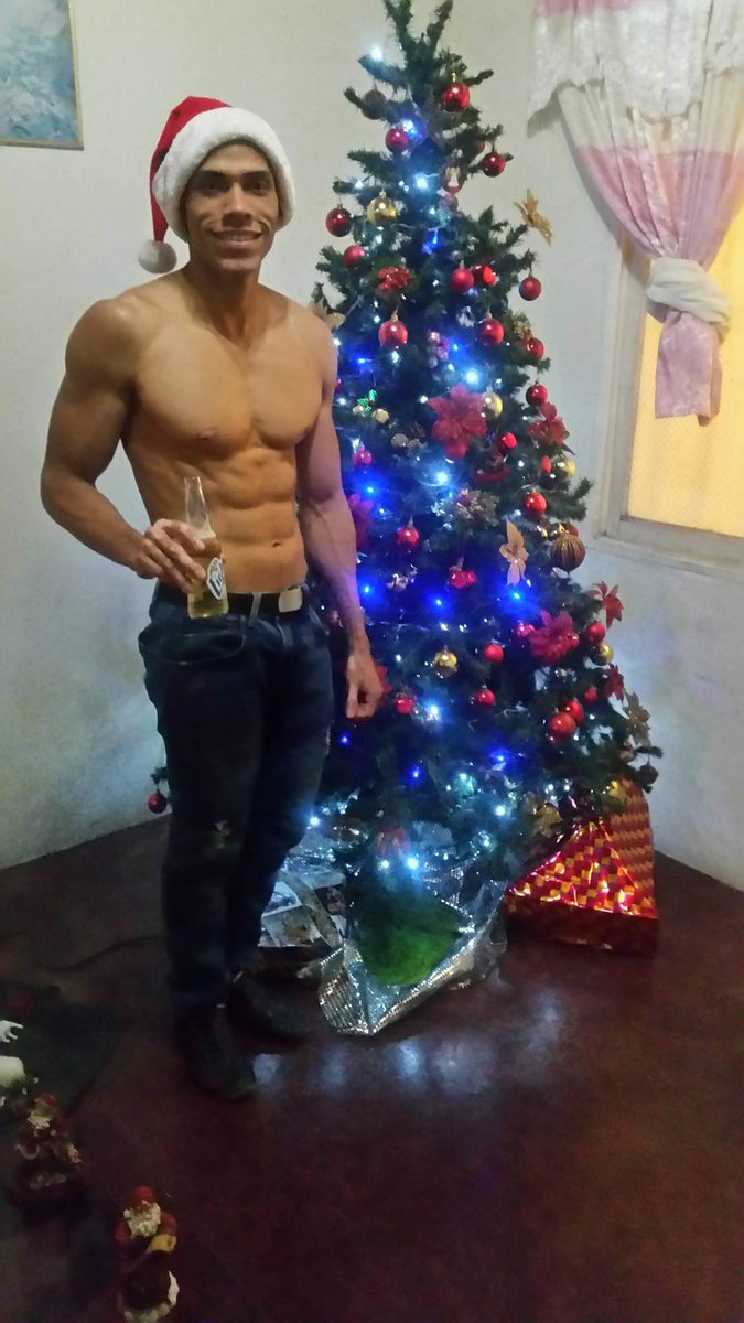 BazirGaming's tweet photo. Quieren que este Papá Noel les traiga regalos siganme en todas mis redes para sorpresas 💪🎅🤳
.
https://t.co/MvGhJo26E0
.
#bazirgaming #Christmas #navidad #sexi #sexoboy #christmasbody #abs #muscle #fit #fitness #FitnessMotivation #FitnessModel #camboy #bulgue #bulto #HotPhotos https://t.co/IOLwXZEJFa