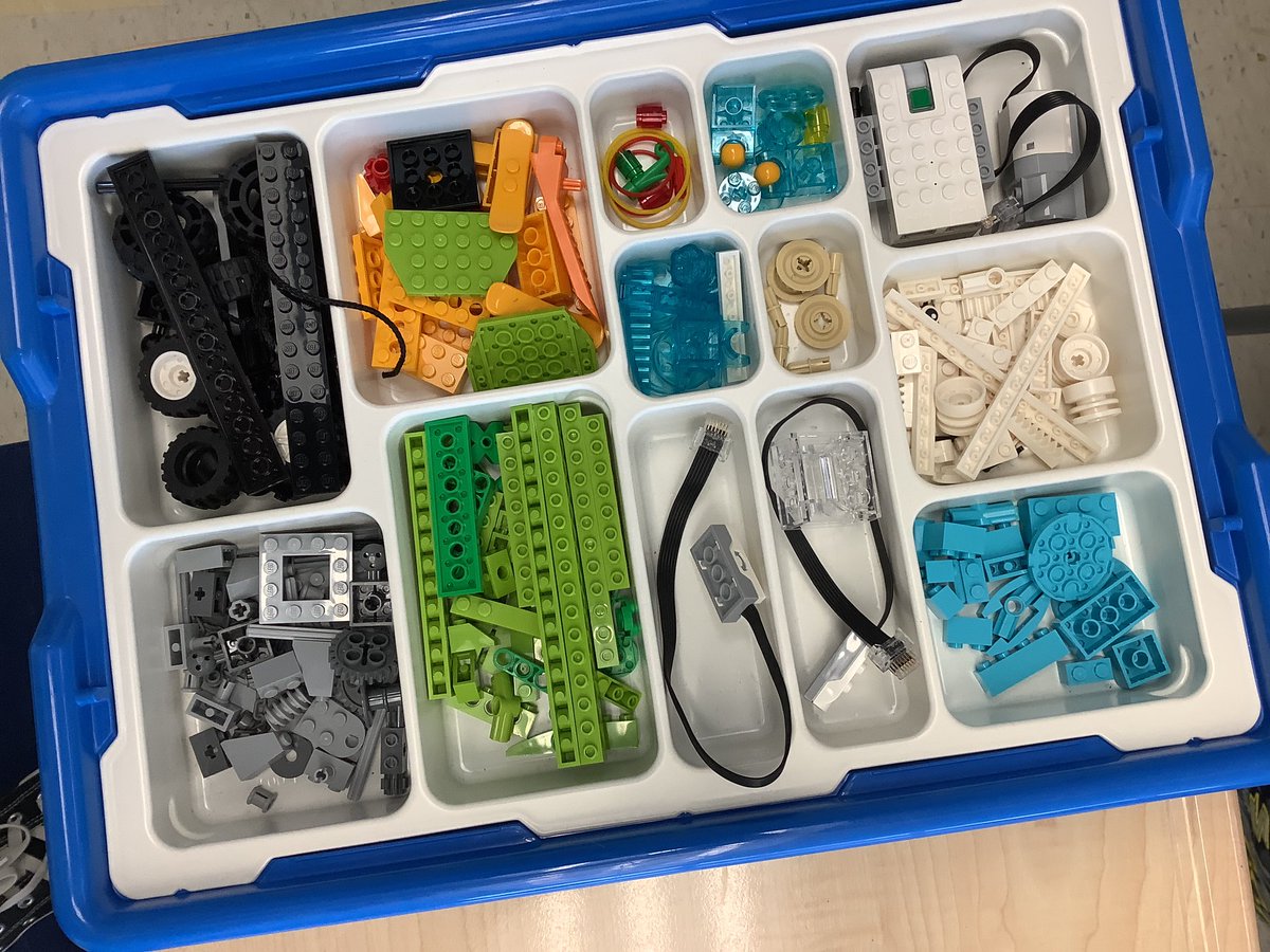 YYC_ce2's tweet image. Bonjour, nous aussi, nous travaillons avec des robots.
Ce sont des robots Lego.
Vous aimez jouer avec des Lego?
Vous connaissez les robots Lego? Ils s’appellent Lego WeDo .
La classe