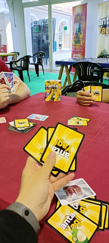 Sacamoslosjuegs's tweet photo. Más de  #CuencajuegaII  :   #Antayagí de @PIF_games  Un juego rapidito, y sencillo, de cartas para toda la familia (A partir de 8 años) y de 3 a 7 jugadores. Una de las sorpresas del juego es la forma de coger las cartas (las ven el resto) salvo cartas especiales. https://t.co/Da4niBFoO5