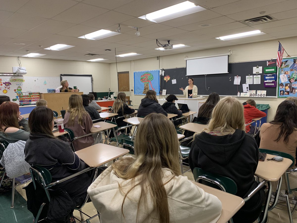 HKellyCG's tweet image. Thank you Labor &amp;amp; Delivery nurse Jordyn Blacklock from @NorthwesternMed Huntley for speaking to our child development classes💜🍼. It’s safe to say we have future nurses here in @CHSD155! #CareerExperienceProgram #CLSengaged 🐊