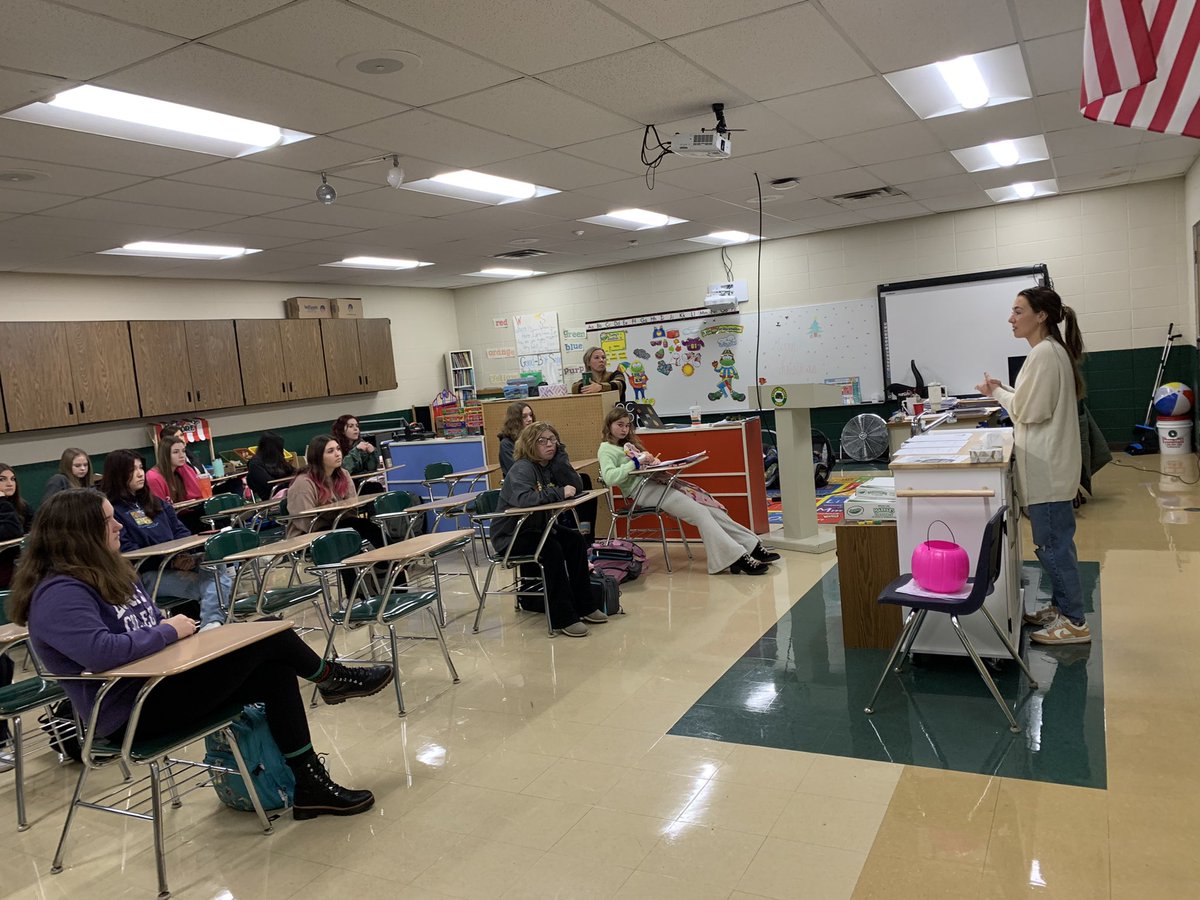 HKellyCG's tweet image. Thank you Labor &amp;amp; Delivery nurse Jordyn Blacklock from @NorthwesternMed Huntley for speaking to our child development classes💜🍼. It’s safe to say we have future nurses here in @CHSD155! #CareerExperienceProgram #CLSengaged 🐊