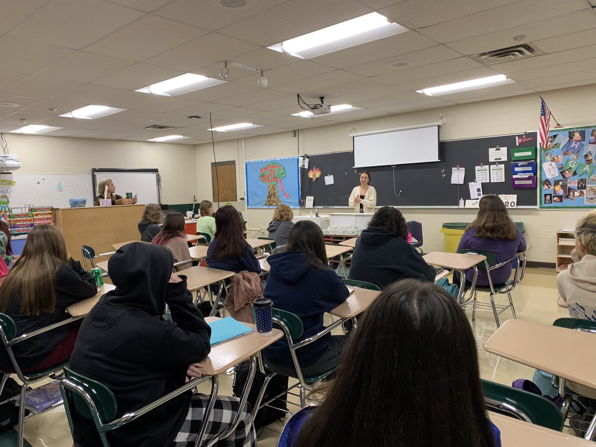 HKellyCG's tweet image. Thank you Labor &amp;amp; Delivery nurse Jordyn Blacklock from @NorthwesternMed Huntley for speaking to our child development classes💜🍼. It’s safe to say we have future nurses here in @CHSD155! #CareerExperienceProgram #CLSengaged 🐊