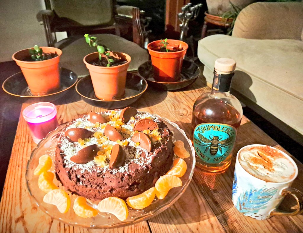 Rich and indulgent. Here is a recipe for the Ultimate Chocolate Orange Cake, with homemade Orange Cream Chocolates and a Grumblebee Honey Spiced Rum, Orange and Cinnamon Hot Chocolate. Phew!

courtneys.online/ultimate-choco…