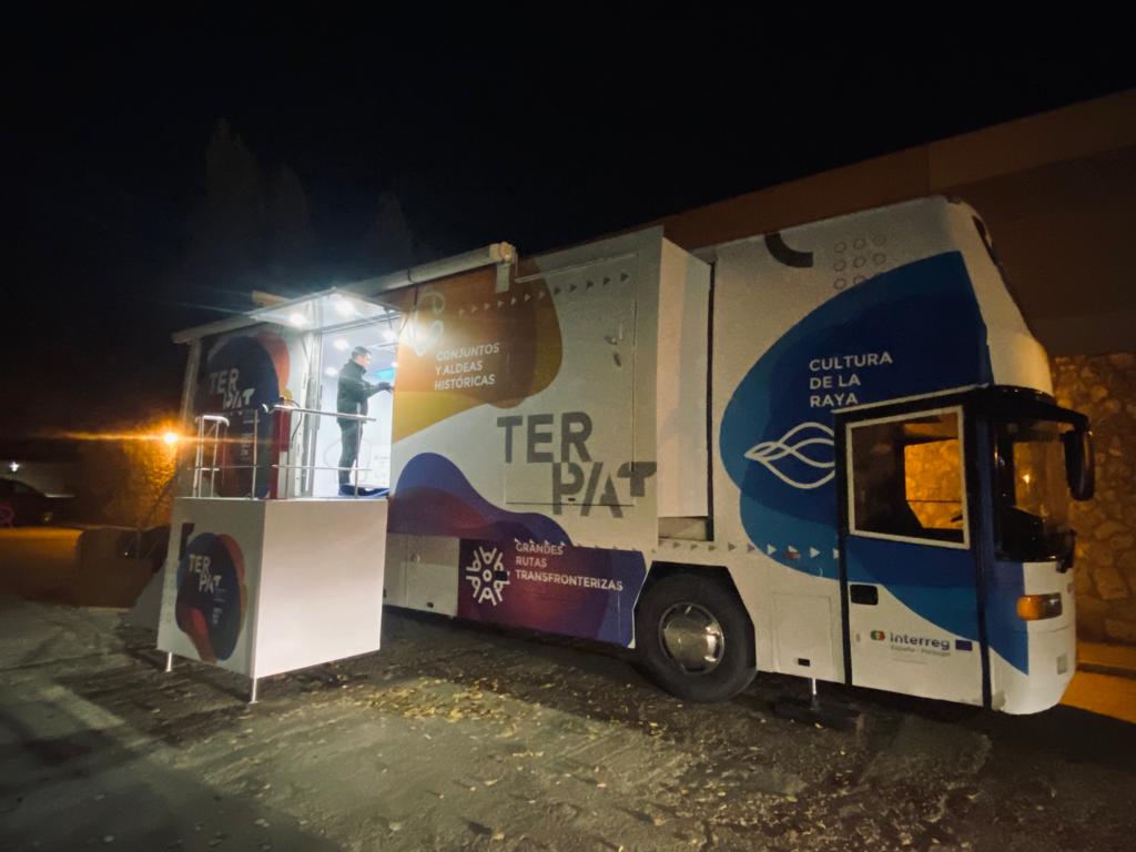 AytoRioseco's tweet photo. 🔊 Cerca de un centenar de personas han visitado la exposición #TERPAT, sobre patrimonio fronterizo entre España y Portugal. Agradecemos a @patrimoniojcyl que haya elegido Medina de Rioseco como primera parada de este autobús que recorrerá más de 20 municipios. https://t.co/POYsTyE4kc