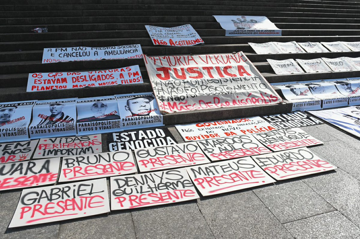 AGORA EM SP | Familiares e ativistas se reúnem em frente à Praça da Sé, na região central, para lembrar os 3 anos em que 9 jovens mortos em Paraisópolis, após a dispersão de um baile funk pela PM em 1° de dezembro de 2019. #Os9queperdemos 

📸 <a href="/mendoncjeniffer/">Jeniffer Mendonça</a>