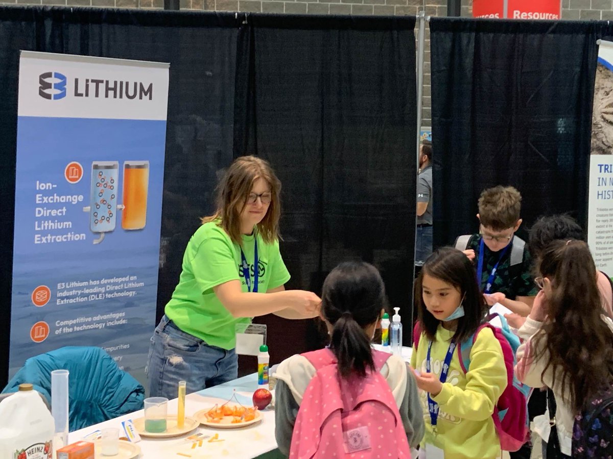 e3lithium's tweet photo. #E3Events - The E3 Lithium team had so much fun at this year's Earth Science for Society Exhibition at the University of Calgary on November 27-29.
Here is Natasha Morris talking to students about the rocks in Alberta that host lithium brines. https://t.co/rRVu4FShh3