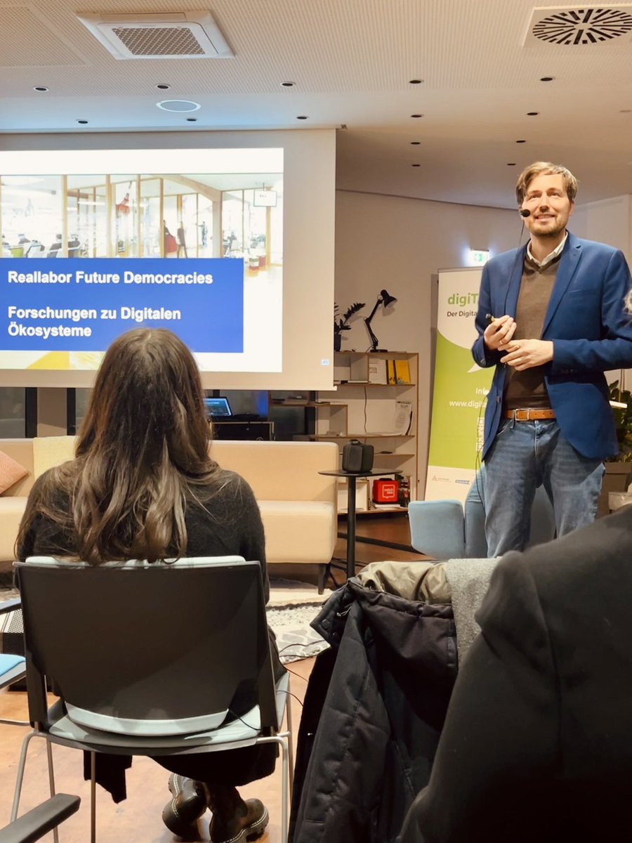 KA_digital's tweet photo. Los geht’s beim #digitalkka mit @bjbcamp: er stellt das Reallabor #FutureDemocracies vor, das sich u.a. mit digitalen Ökosystemen, Skills, ethischer Reflexion, kultureller #Nachhaltigkeit, Konsumkultur und der Zukunft der Wissensgesellschaft auseinandersetzt. #KarlsruheDigital https://t.co/kHODBN3G8M