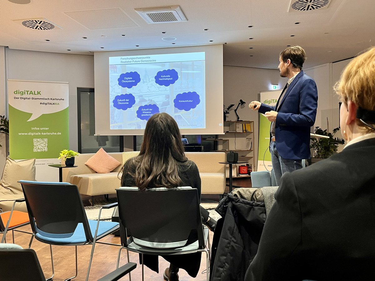 KA_digital's tweet photo. Los geht’s beim #digitalkka mit @bjbcamp: er stellt das Reallabor #FutureDemocracies vor, das sich u.a. mit digitalen Ökosystemen, Skills, ethischer Reflexion, kultureller #Nachhaltigkeit, Konsumkultur und der Zukunft der Wissensgesellschaft auseinandersetzt. #KarlsruheDigital https://t.co/kHODBN3G8M