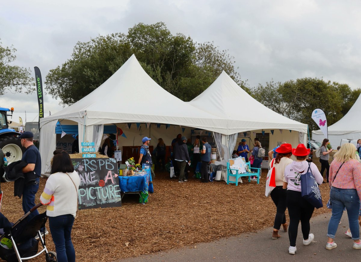 MjmMarquees's tweet image. A throwback to our fantastic day out at the Balmoral Show, where several of our marquees were in action amongst the various stands. 📸

🔗: mjmmarquees.com

#eventsni #eventmarquee
#corporatemarquee #balmoralshow