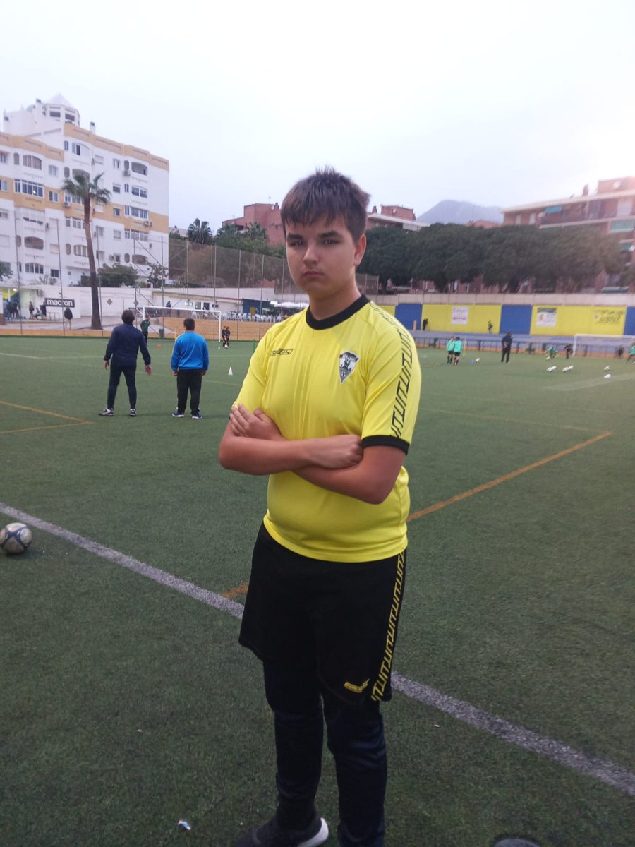 Este es Vitolito, jugador cadete del Benamiel en <a href="/LigaCMalaga090/">Liga Ciudad de Málaga 090</a> y protagonista de algo grande.
En esta liga, árbitros, jugadores, entrenadores y aficiones compartimos antes del partido una breve charla para hablar de valores, y sabemos que, si hay violencia,no hay partido. 1/8