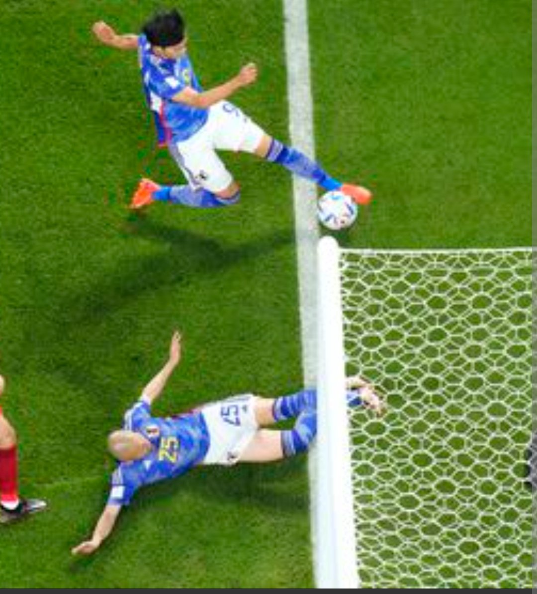 luismi1311lm's tweet photo. Este es el gol ilegal que ha revisado el var y a estado a punto de dejar a España fuera,le dan la clasificación a Japón y se quedan tan anchos,es increible https://t.co/0p6d4ryC7z