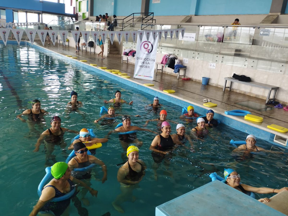 wen_chavezf's tweet photo. Dir. de la Mujer del @SanMateoAGob llevó a cabo una clase AquaZumba por los #16DiasdeActivismo. El deporte aporta libertad de movimiento, estimula el abandono del espacio privado doméstico fortaleciendo el empoderamiento de  las mujeres.
Por una vida libre de violencia, #UnidasSí https://t.co/atJJWoSi0b