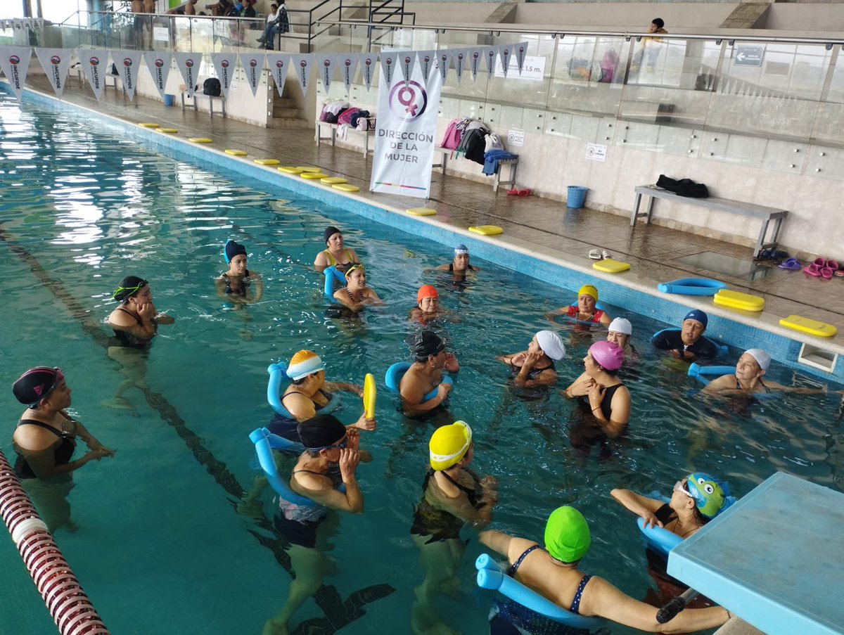 wen_chavezf's tweet photo. Dir. de la Mujer del @SanMateoAGob llevó a cabo una clase AquaZumba por los #16DiasdeActivismo. El deporte aporta libertad de movimiento, estimula el abandono del espacio privado doméstico fortaleciendo el empoderamiento de  las mujeres.
Por una vida libre de violencia, #UnidasSí https://t.co/atJJWoSi0b