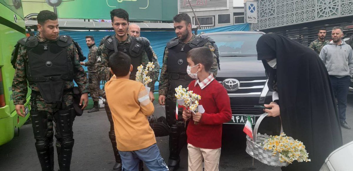 FarsNews_Agency's tweet photo. امروز مصادف با روز پرستار، تعدادی از پزشکان خانم با دادن گل از نیروهای یگان ویژه تقدیر کردند. https://t.co/Ox88mJE7Mb