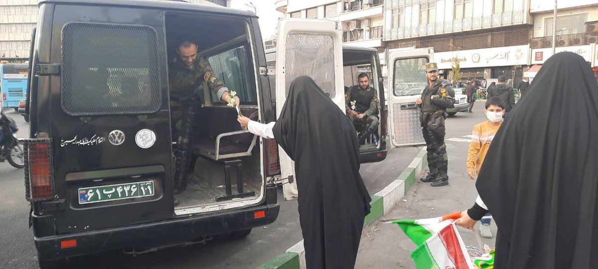 FarsNews_Agency's tweet photo. امروز مصادف با روز پرستار، تعدادی از پزشکان خانم با دادن گل از نیروهای یگان ویژه تقدیر کردند. https://t.co/Ox88mJE7Mb