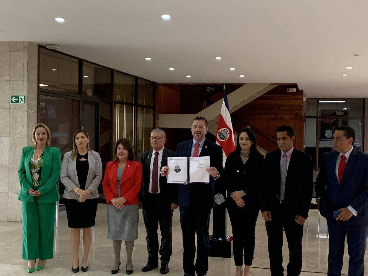 Acompañó al señor Presidente <a href="/RodrigoChavesR/">Rodrigo Chaves</a> en la firma del proyecto conocido como Eurobonos. Es un momento histórico, se da la mayor aprobación para una emisión de deuda, la cual podría significar hasta un 1% menos en el pago de intereses de la deuda del gobierno central.