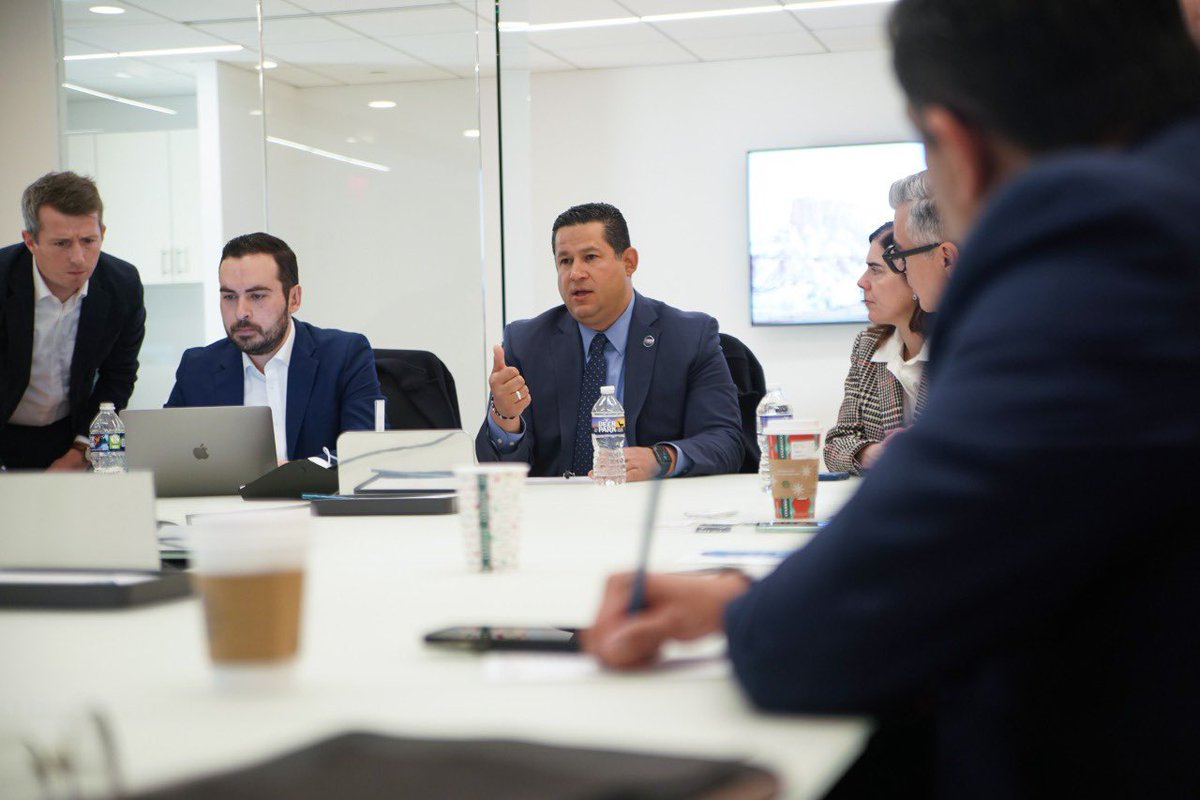 diegosinhue's tweet photo. Arrancamos nuestra jornada en una productiva reunión con empresarios de la industria automotriz de #WashingtonDC a quienes compartimos los beneficios de invertir en #GTO y cómo es que nuestro Estado avanza con una visión de desarrollo a través de la #Mentefactura.
#InversiónEsGTO https://t.co/uCeIEQrW9L