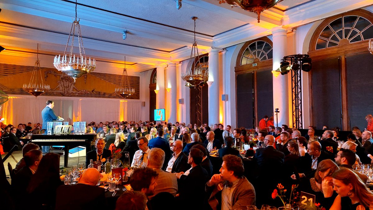 En de #digitalsocietyawards2022 gaan van start. Een volle enthousiaste zaal kijkt uit naar een boeiende avond en de bekendmaking van de winnaars. <a href="/Agorianl/">Agorianl</a> <a href="/tmabevents/">TMAB</a> <a href="/DomDemonT/">Dominique Demonté</a>