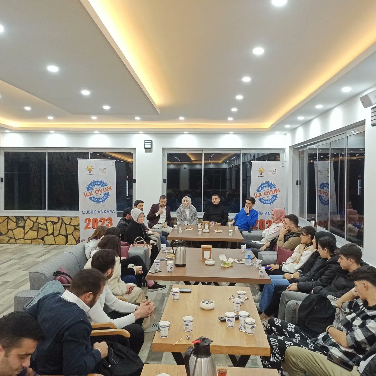 AkGenclikcubuk's tweet photo. İl Başkan yardımcımız @aoztimurr  ve il yönetim kurulu üyelerimiz @trmertdemirel  @fnbakrr ve Belediye meclis üyelerimizin katılımlarıyla

Genç arkadaşlarımızla "İlk Oyum AK Parti’ye, İlk Oyum Erdoğan’a" demeye devam ediyoruz. 

Gençler 2023'e mührünü vurmaya hazır.😎 https://t.co/TIX1nQDxlE