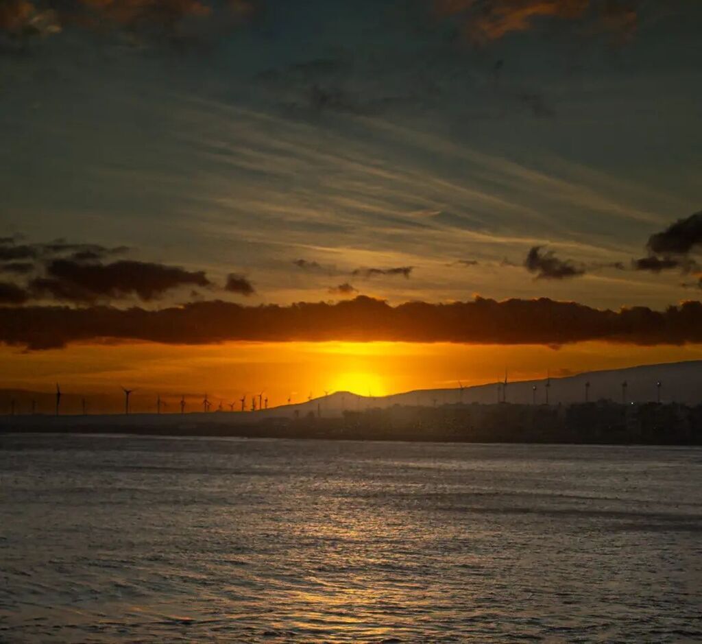 pauuxs's tweet photo. Algunas personas escuchan su voz interior y viven sólo de lo que escuchan
Esas personas o se vuelven locas o se convierten en leyendas
#grancanaria #canarias #landscape_lovers #landscape #arinaga #agüimes #sunset #sunsetlovers #redminote7 @canario_2022 https://t.co/OFpE5JE6qb https://t.co/bGi5ncfclu