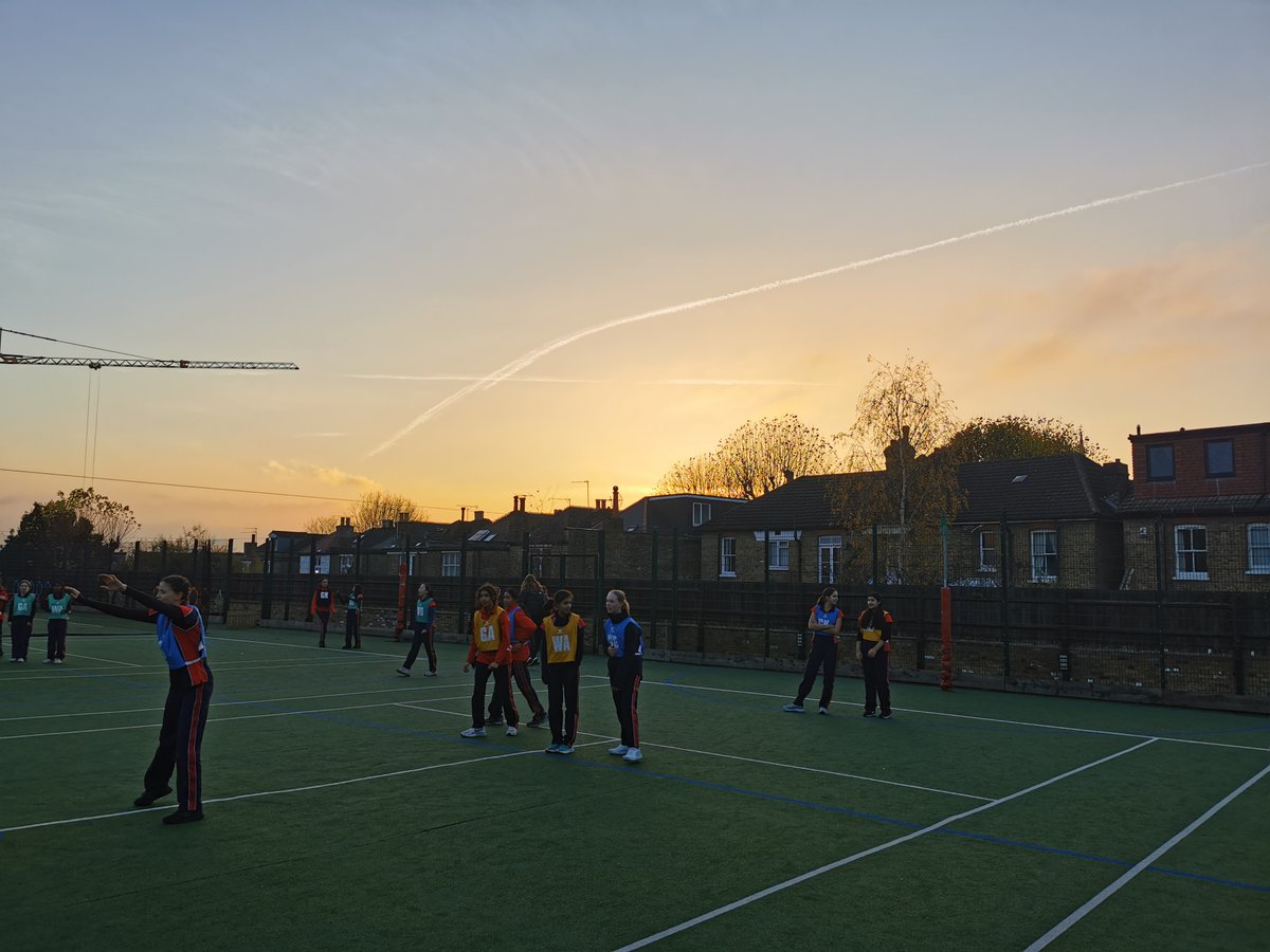 nhehs_sport's tweet photo. ๐๐House Netball has officially started! ๐โค๏ธ
@nhehs have started House Netball today, with Year 10's being the first group!
Beautiful setting for it too ๐ฎ#Sunset
Over the next two weeks, Year 7-13 will be competing - look out for the results!๐
#NHEHSsport #HouseNetball https://t.co/2mtGXKlk6d