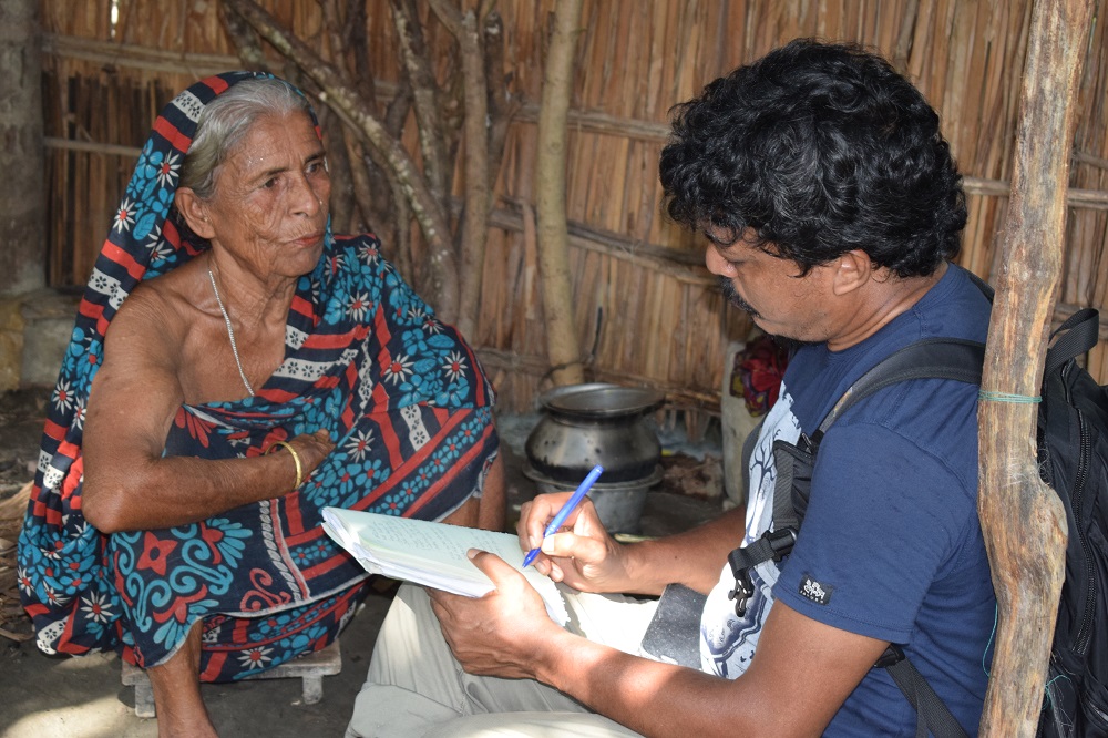 ri_montu's tweet photo. I spend a lot of time listening to stories of #change from elders on the #coast of #Bangladesh. Every elderly person is like a big archive. Information from senior citizens helps me write #ClimateCrisis stories. I connect the present with the #stories I hear from them. https://t.co/y8sjGeTHgo