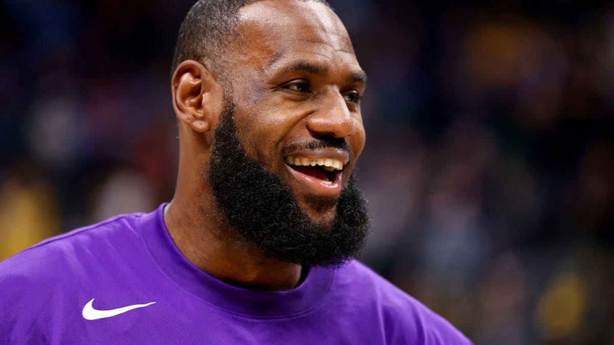 TheRoot's tweet image. Lebron James Asks Media To "Keep the Same Energy" For Jerry Jones As They Did For Kyrie Irving dlvr.it/SdhM3V