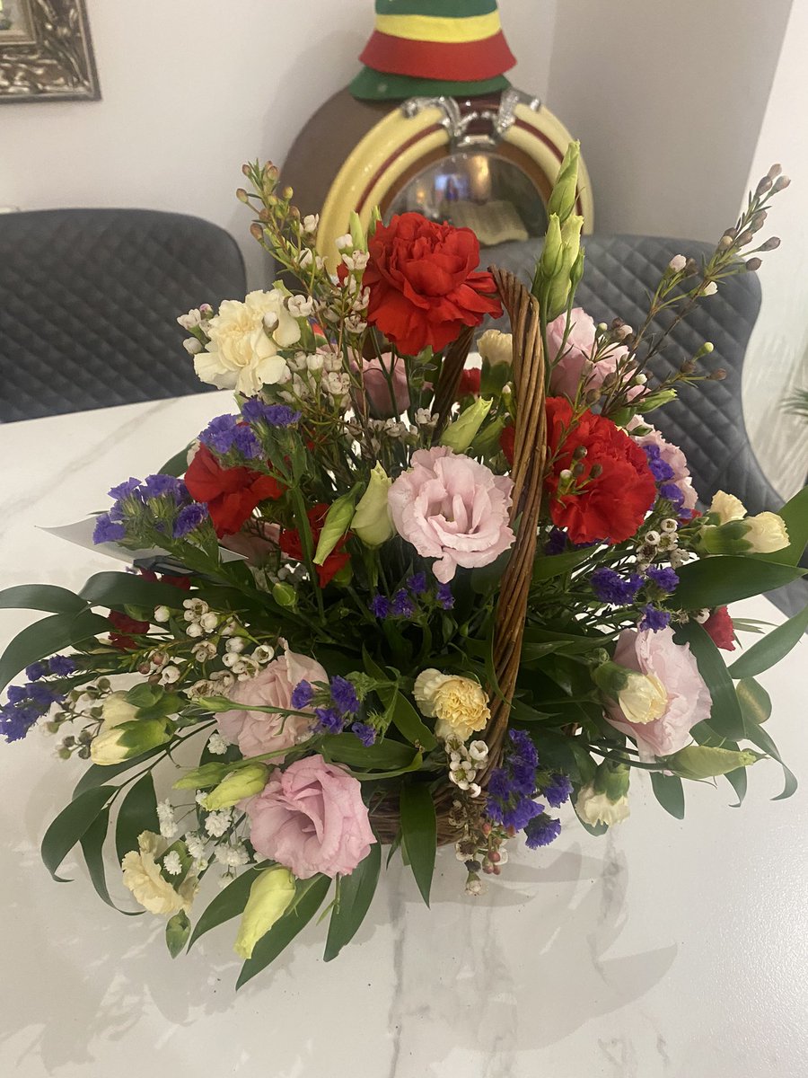 SamSmithHiggins's tweet photo. Everything is seemingly broken and it can become all consuming for some (guilty 🙋‍♀️). I need to look for some joy in every day - today a group of Mums coffee club friends sent her flowers #ThatWasNice https://t.co/jNGp5YXqEp