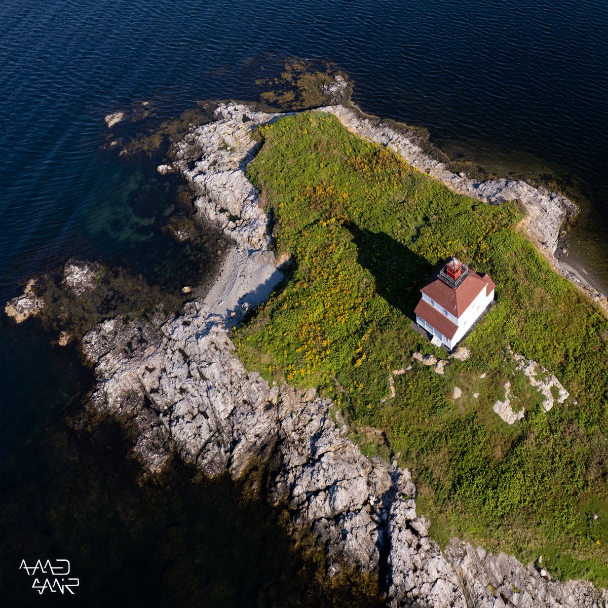 Thread: Queensport lighthouse in #NovaScotia 
In 1899,the lighthouse foundation was cemented and in 1900,Keeper David Hensbee was provided a hand-operated foghorn that was required to sound in response to signals from vessels in the vicinity during periods of limited visibility