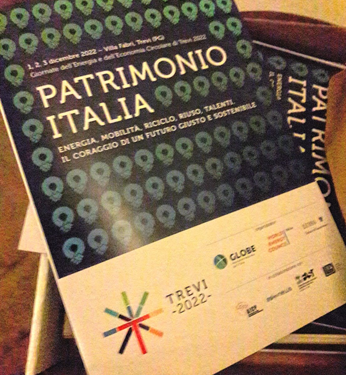Sala piena. Pronti, via! I saluti di <a href="/TschanzMF/">Matteo Favero</a>, <a href="/marcomargheri/">marco margheri</a> e il comune di Bevagna, in un periodo complicato per il mondo e per il Paese, aprono le Giornate dell''Energia e dell'Economia Circolare di #Trevi2022. Perché la sostenibilità è un asset strategico. #Trevi2022