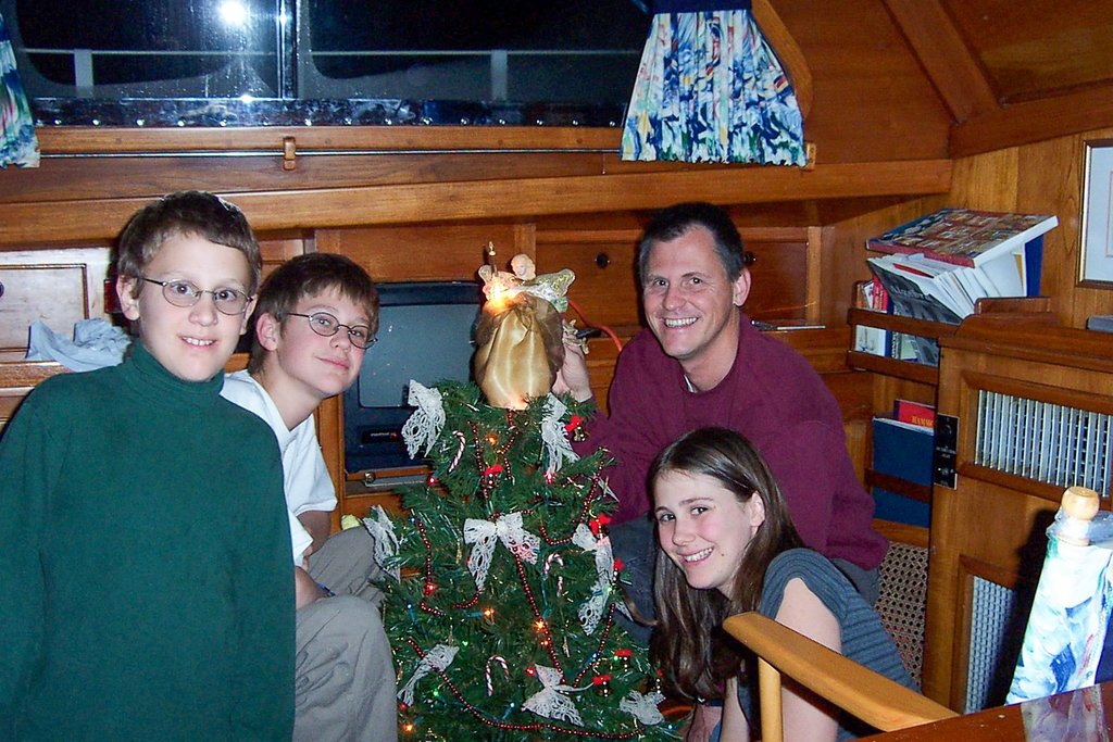 ReidsDistillery's tweet photo. Happy December 1st!⁠💙❄️⁠
Here's a throwback to 2001 when our #family was on a sailing adventure during Christmas!⁠🎄⁠
⁠
#gin #tbt #familydistillery #reidsdistillery #throwbackthursday #throwback #christmas #adventure #taste #ginandtonic #ginlovers #familybusiness #toronto https://t.co/ewbPUcPWi6