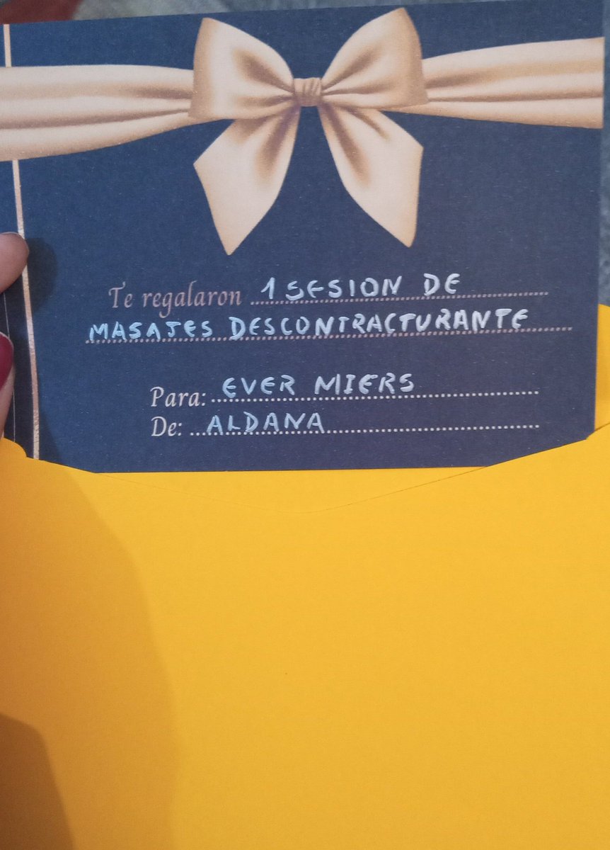 aldana_RCT's tweet photo. Hice enfadar a mi novio por, mis inseguridades e hice un drama. 
Me sentí culpable, por la película que a veces  hago en mi cabeza, así que.
Mi forma de disculparme: 

Para el pasaje a Qatar no me alcanza. https://t.co/5BgsLBCft1